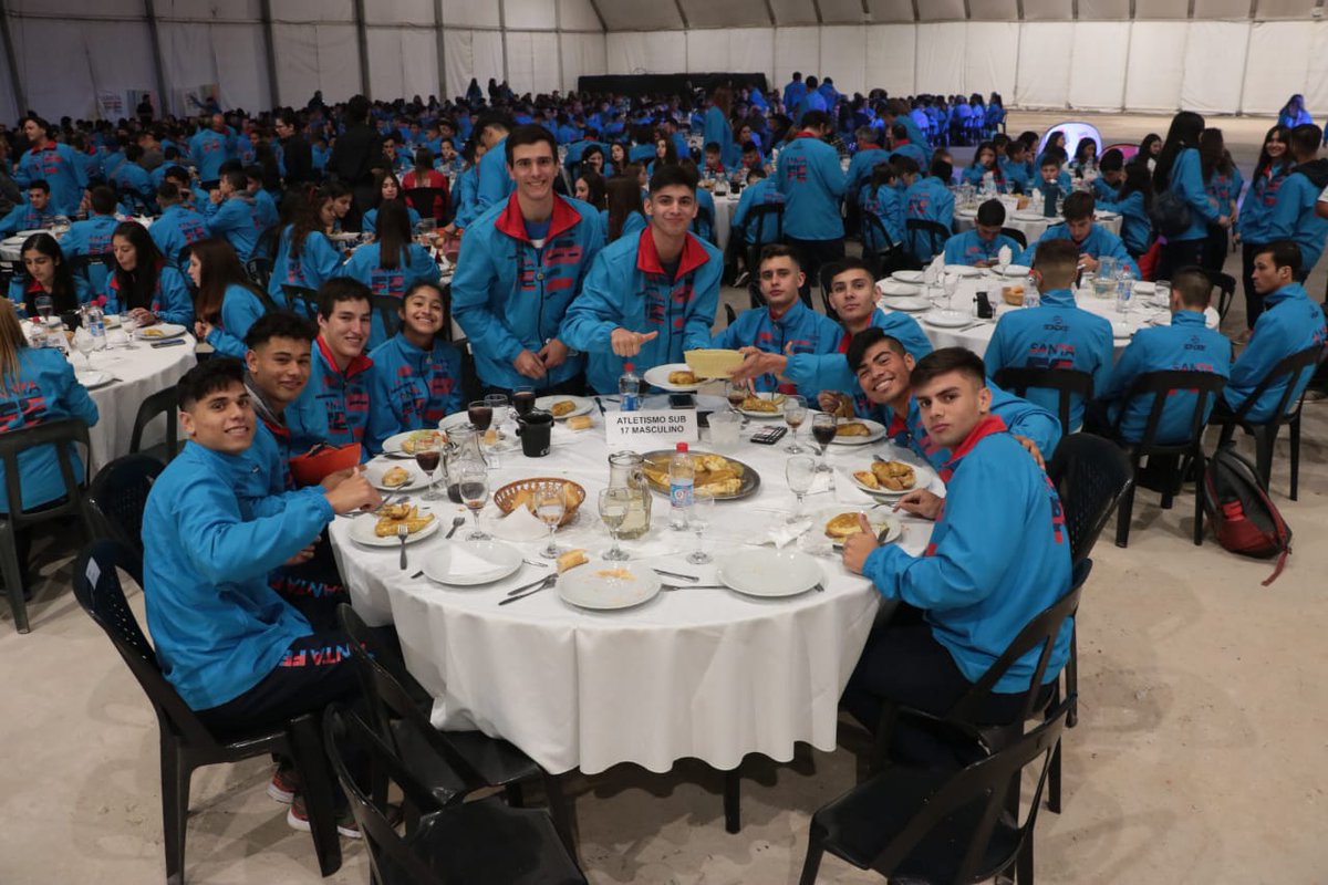 claudiaebalague's tweet photo. ¡Orgullo de todos los santafesinos! 800 estudiantes deportistas y sus profes partieron a los #JuegosEvita2019 en Mar del Plata 💪

¡A divertirse y compartir! https://t.co/qBgEupmK6x