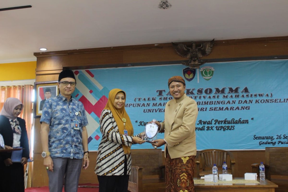 himaBK_UPGRIS's tweet photo. ✨ TALK SHOW HIMPUNAN MAHASISWA PROGRAM STUDI BIMBINGAN DAN KONSELING UNIVERSITAS PGRI SEMARANG ✨
🌟 kamis, 26 september 2019 🌟

#upgris #himabk #bkupgris #upgris #bk #talkshow https://t.co/jhWwe7zOTq