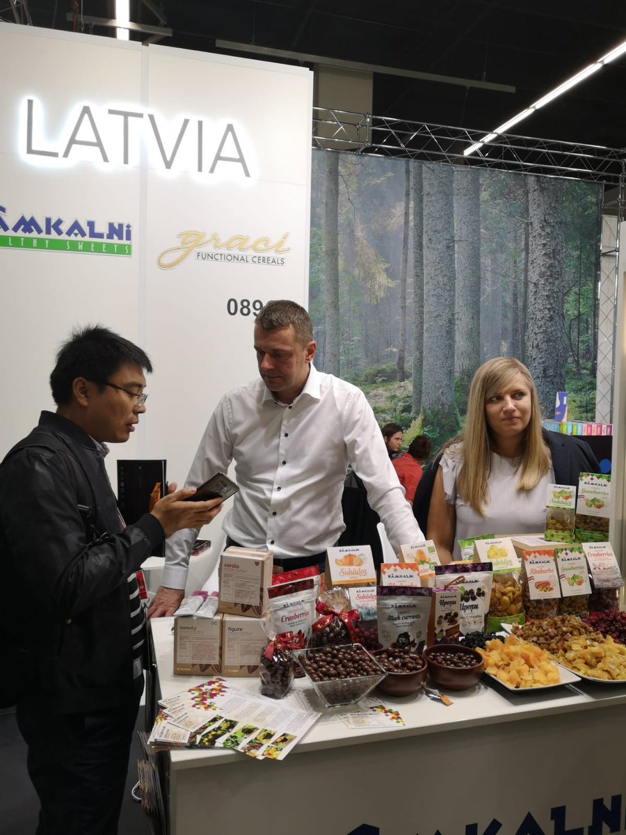 Zemkopibas_min's tweet photo. Šajos @Anuga stendos – saldi un veselīgi. Bio produktu hallē - “Rāmkalni Nordeco”, “Felici”, SIA “Eko Food” un @MilzuLv , bet delikatešu hallē - “Zekants”, “Smartfoody”, “ZETZ”, “Pērnes L”, "Pharmeko Lettland", @dimdini, “Taste Caps!”, @purechocolatelv un “Very Berry”. https://t.co/yBGbN1Oyoq