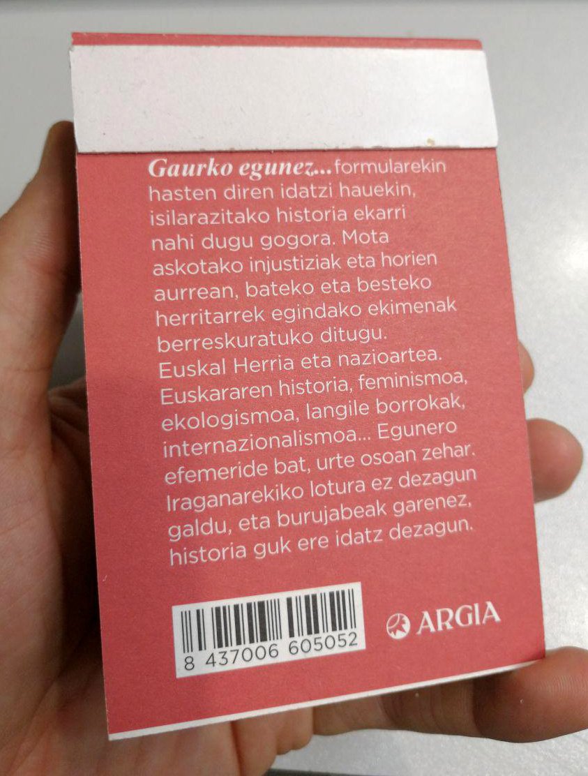 ZE POZA: Atera dira inprentatik 2020ko <a href="/argia/">ARGIA</a>-ren egutegiak. 

#GaurkoEgunez formularekin hasiz, isilarazitako historia ekarri nahi izan dugu gogora, egunero efemeride bat.  Iraganarekiko lotura gal ez dezagun.

5 azal aukeran. Online erosteko:
azoka.argia.eus/produktua/321