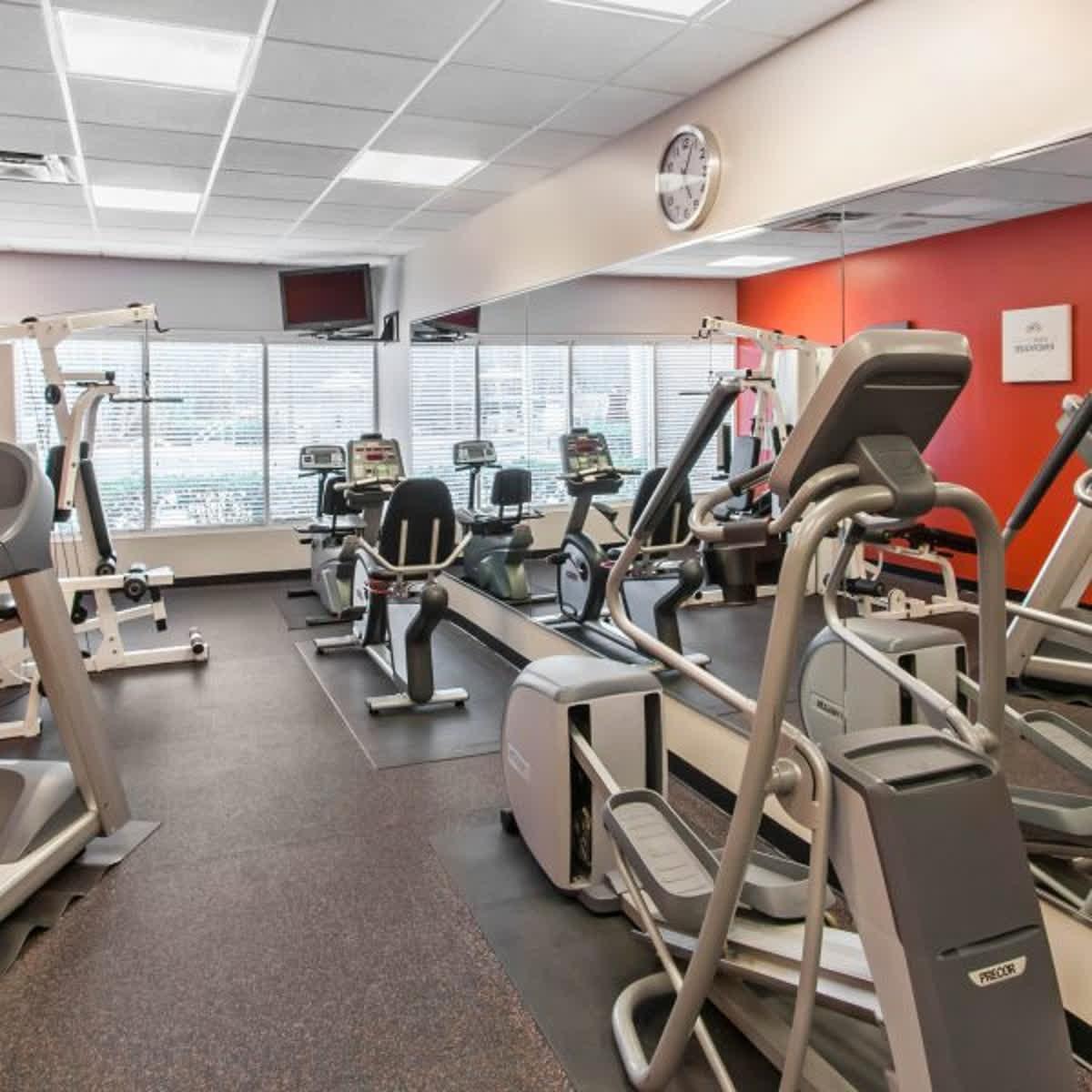 ComfortSuitesFL's tweet photo. Ready to break a sweat and get your blood pumping? Out fitness room is waiting for you! 

#ComfortSuitesMaingateEast https://t.co/qnR23EZ6oL
