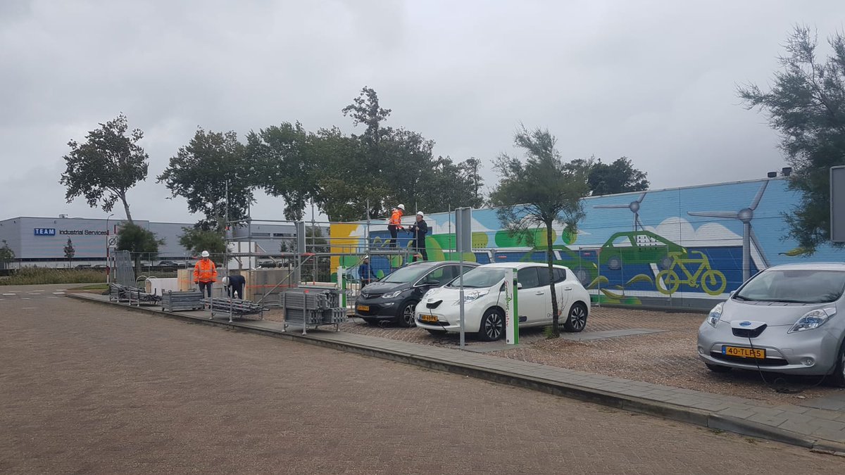 Er wordt hard gewerkt door studenten van <a href="/Scaldambo/">Scalda</a>  aan de overkapping. De constructie is zo ontworpen dat het hout intact blijft door het te klemmen in plaats van te schroeven, zo kan het hout ooit nog hergebruikt worden. <a href="/RKB_Middelburg/">Raab Karcher</a>