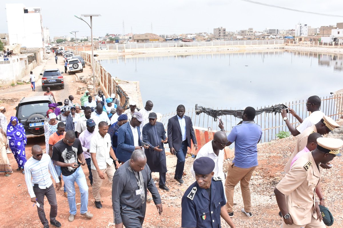 CollectivitesS's tweet photo. Gestion des inondations : visite à Dalifort, à Keur Massar, à Malika, à Mbeubeuss, à Guédiawaye, à Pikine… des sites et réalisations du gouvernement dans le cadre du PROGEP géré par l'agence de développement municipal.
Ici, le Ministre Oumar Gueye accompagné de ses techniciens. https://t.co/1VYyCFkVOY
