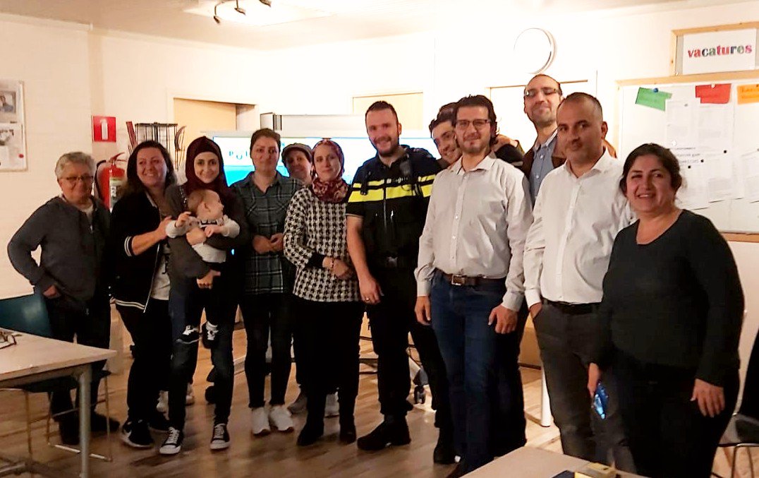 OpenMindTiel's tweet photo. Heerlijke dag met de wijkagent #Guido_Hurkens.👮🏻‍♂️🚓
Nog een andere geslaagde praattafel bij open mind club. 👏🏻😎
We hebben echt veel geleerd over de politie en veiligheid.👍🏻
@POL_Tiel @MozaiekW https://t.co/ptVILitDqa
