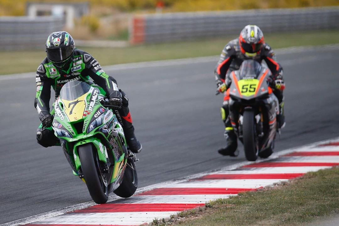 FamiliaPais's tweet photo. Chileno Maxi Scheib @KawasakiPalmeto obtiene el 2do lugar en 6ta del Campeonato Español de Superbike @CetelemSpain @rfme_oficial
y continúa como líder faltando una fecha para el término del Campeonato   https://t.co/9sRrVv8dUf https://t.co/BMkhK1Iv4G