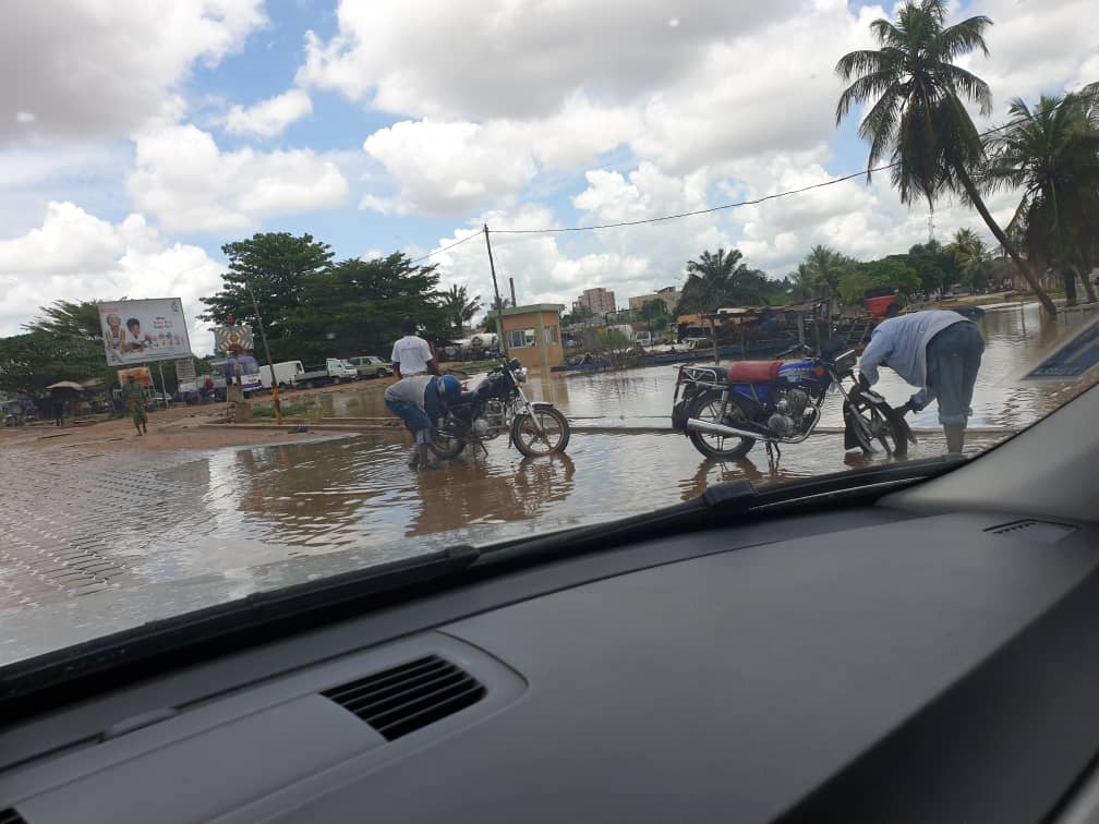 RaoulBTK's tweet photo. Comment peut-on passer à côté de ces comportements insalubres sans agir? la sensibilisation devient nécessaire
face à ce fléau source de maladies pour nos conducteurs de motos. Ensemble, #PENSONSVERT https://t.co/0kK2k4LeWS