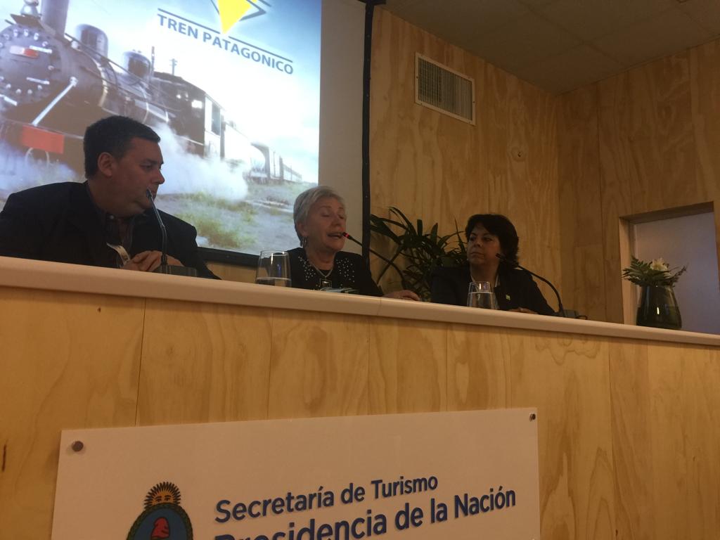 AmbienteRN's tweet photo. 🌎🚂♻️ @DinalinaMigani presentó en la #FIT2019 el #proyecto de la planta piloto para la generación de #combustibles a partir de residuos para #LaTrochita.

La acompañaron la ministra @marthavelezrn1  y el Jefe de Comercial de Tren Patagonico S.A., #DarioDukart. https://t.co/RYJNK3c4hp