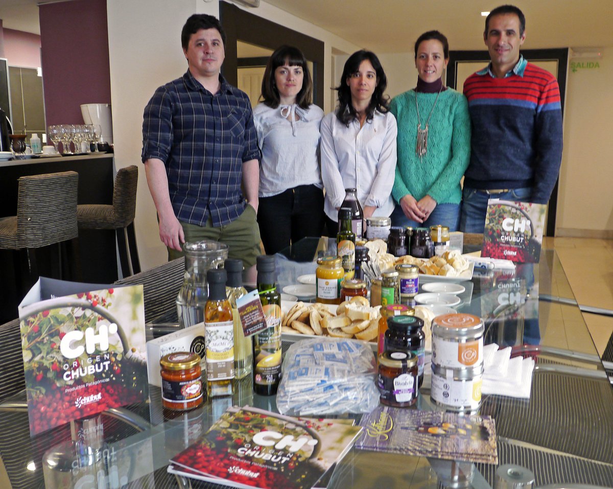 produccioncht's tweet photo. #OrigenChubut
Seguimos brindando beneficios a los productores que adhirieron al sello de distinción, punto de retiro en @CasaDelChubut, rondas de negocios, lazos comerciales entre otras.
#Potenciamos y #Posicionamos #ProductosChubutenses https://t.co/47HoWLA4l8