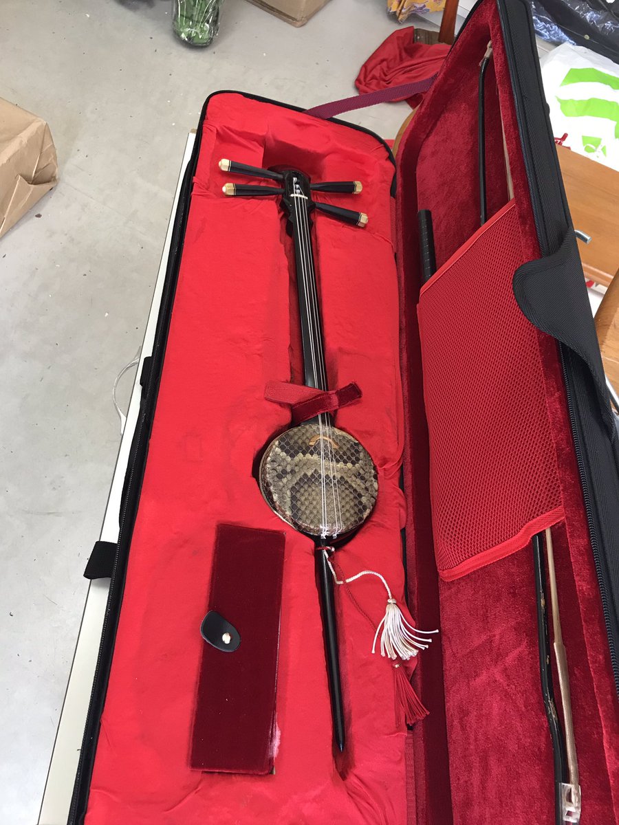 出来たぁぁぁー‼️
「セミハード2丁入れケースの片面を胡弓ケースに加工したケース」
出来たぁぁぁー‼️
どうも‼️「やれば出来る子‼️ダイキ」です(^皿^)
今回はなかなか苦戦しましたがその分達成感がすごい(^皿^)
よし‼️三線つーくろーっと(^皿^)