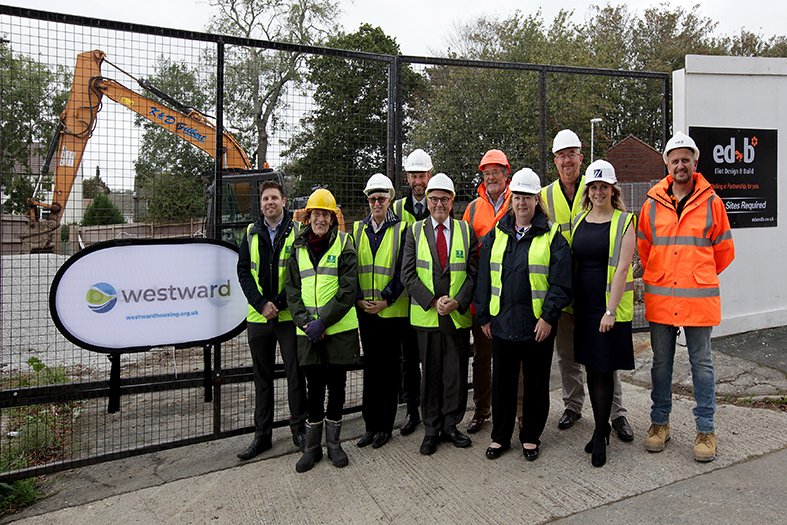 WestwardComms's tweet photo. We are delighted to support @plymouthcc in freeing up family homes in the city by starting work on 5 bungalows for downsizing to at Ham Green Lane with @edandb https://t.co/JAupLEtOB5 https://t.co/fLEBqKjW6i