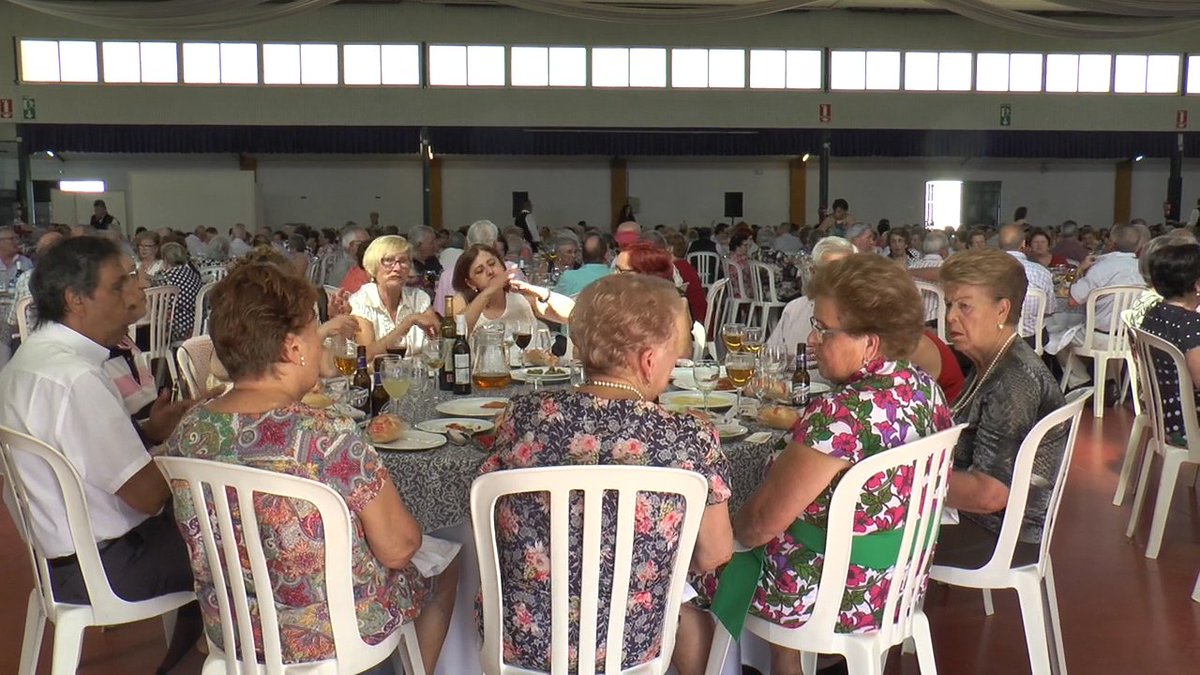 Otro equipo de Winet + acompañaba a los mayores de nuestro municipio en el almuerzo organizado por su día!! 💕