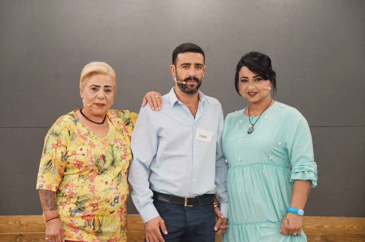 Damat Bayıldı'da bugün yarışacak ailemiz;

Gelin: Songül Hanım
Kaynana: Gülnaz Hanım
Damat: Ferdi Bey

Günün Menüsü:
Fasulye Kavurması
Kiremitte Tavuk Sote

Ferdi Bey, yemekleri doğru tahmin edip ailesine puan kazandırabilecek mi? 
Damat Bayıldı şimdi Show TV'de!
#damatbayıldı