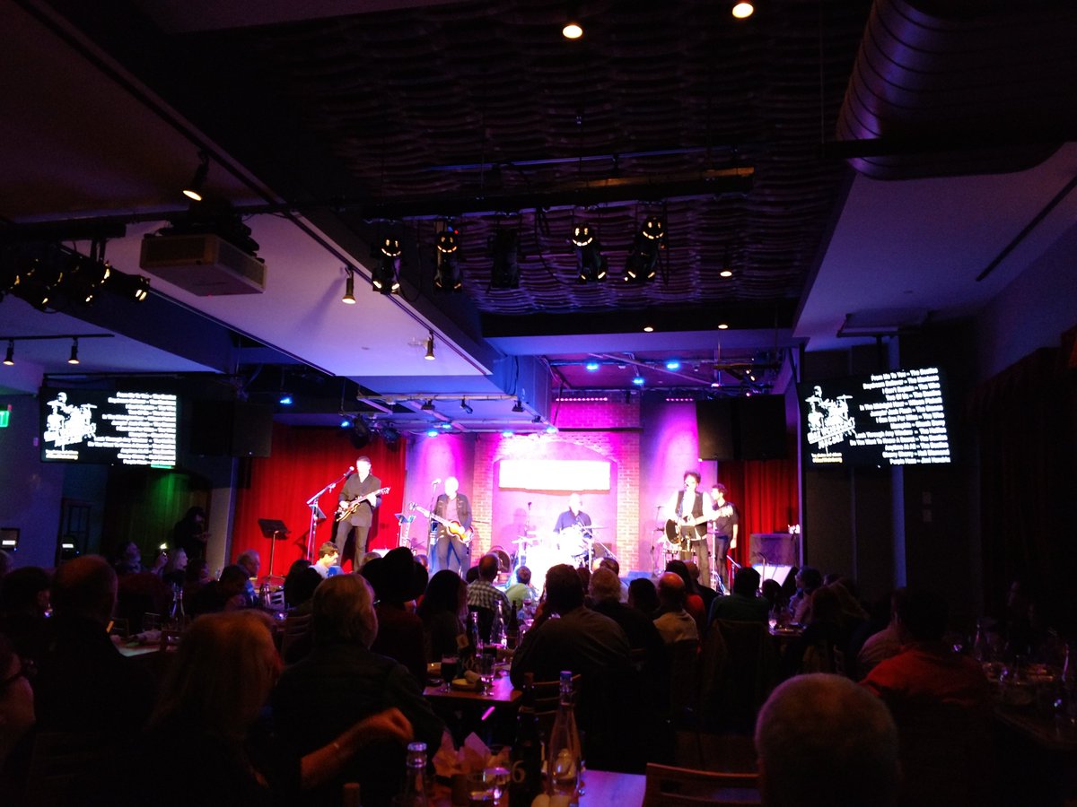 TeamVicarious's tweet photo. At #EStreetMax leading the Max Weinberg Jukebox last night at City Winery #citywinerybos. Max is nursing tennis elbow in his left arm but rocking the snare with his left foot. Still killing it! https://t.co/pk3lqJvKrj