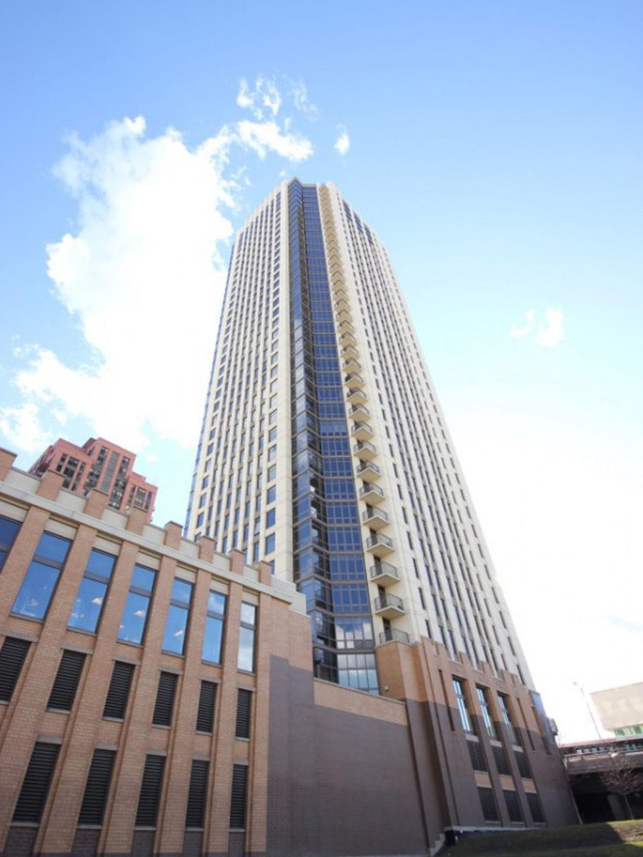 Echelon_Chicago's tweet photo. Soaring at over 360 feet tall, Echelon Chicago offers breathtaking views of the West Loop, River West, Willis Tower, Chicago River, and much more. 🌞 Schedule a tour today. https://t.co/ZNEHB4Zea6 https://t.co/gDcsDQ46f8
