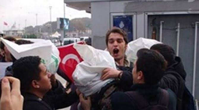 ABD Başkanı Trump küstahlığa başlamış.Askerlerinizin başına geçirdiğimiz çuvalı hatırlatırız.#MahvolursunTrump