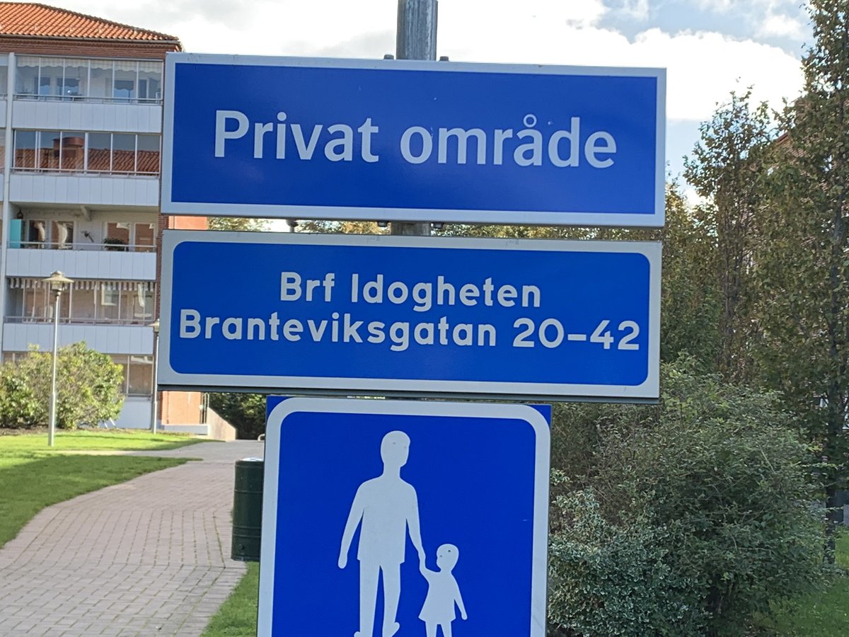 KhemiriNathalie's tweet photo. Bokstavsdetektiverna gav sig ut för att leta efter bokstaven i. Vid varje stop passade vi även på att räkna hur många i vi hittade just där. Elverna visade även med kropp och fingrar hur vi kan forma bokstaven.@stenkulaskolan https://t.co/nsdlVUFSS5