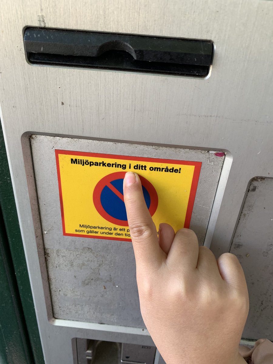 KhemiriNathalie's tweet photo. Bokstavsdetektiverna gav sig ut för att leta efter bokstaven i. Vid varje stop passade vi även på att räkna hur många i vi hittade just där. Elverna visade även med kropp och fingrar hur vi kan forma bokstaven.@stenkulaskolan https://t.co/nsdlVUFSS5