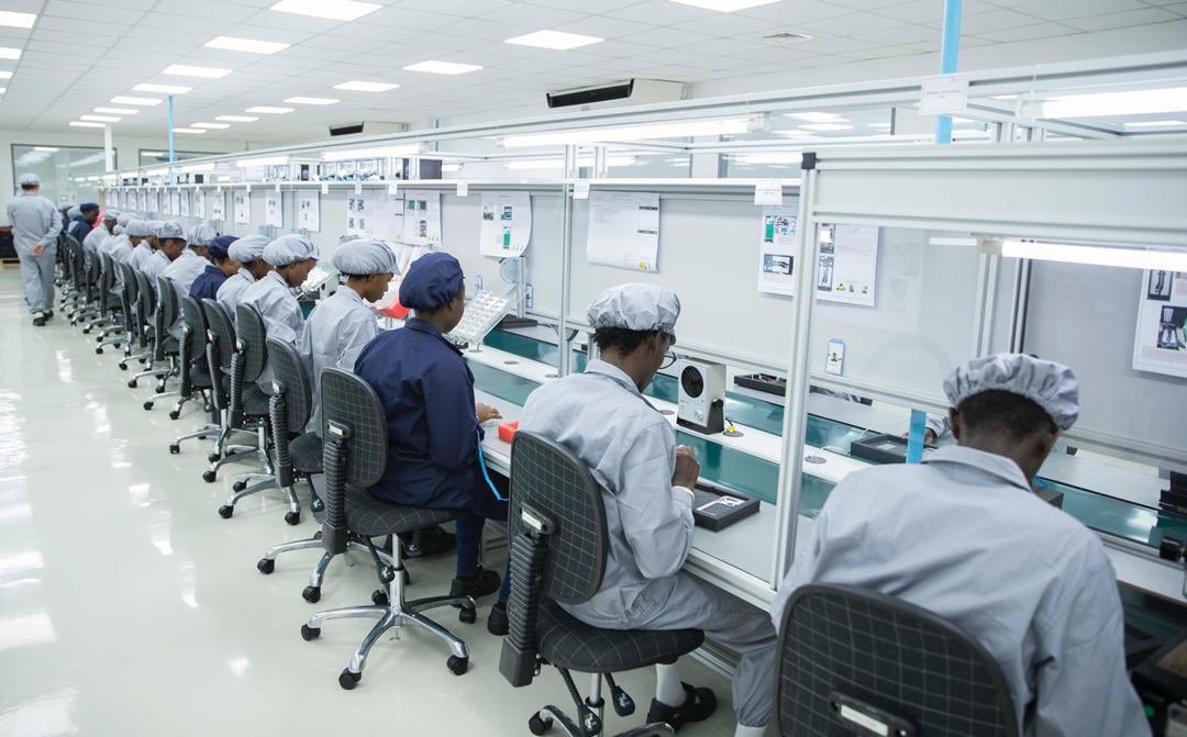 PHOTO: “Our world is changing fast. Keeping pace requires constant innovation. This is the path Rwanda has chosen for our development.“ President Kagame remarks at the official launch of Mara Phones manufacturing plant. To view more photos bit.ly/30Q6qVL #MadeinRwanda