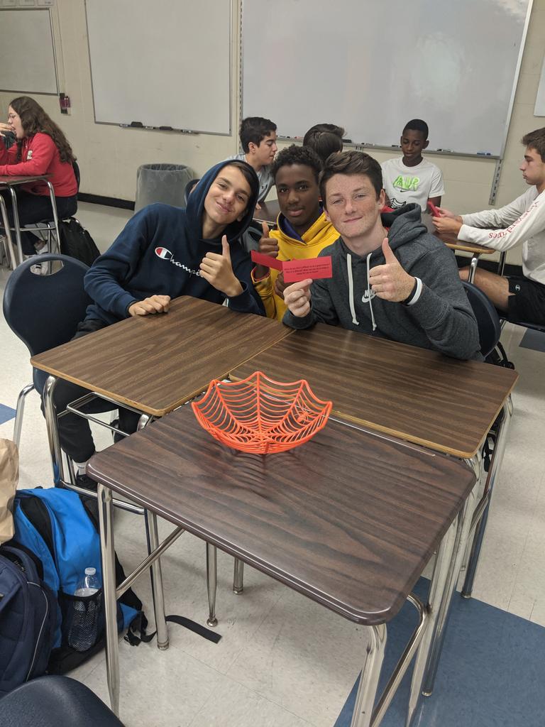 MrsPosch_MHS's tweet photo. Discussing good communication skills then putting them to work in #MHSLife to help our partners recreate a drawing. #MHSProblemSolvers https://t.co/1owPYtIgQt