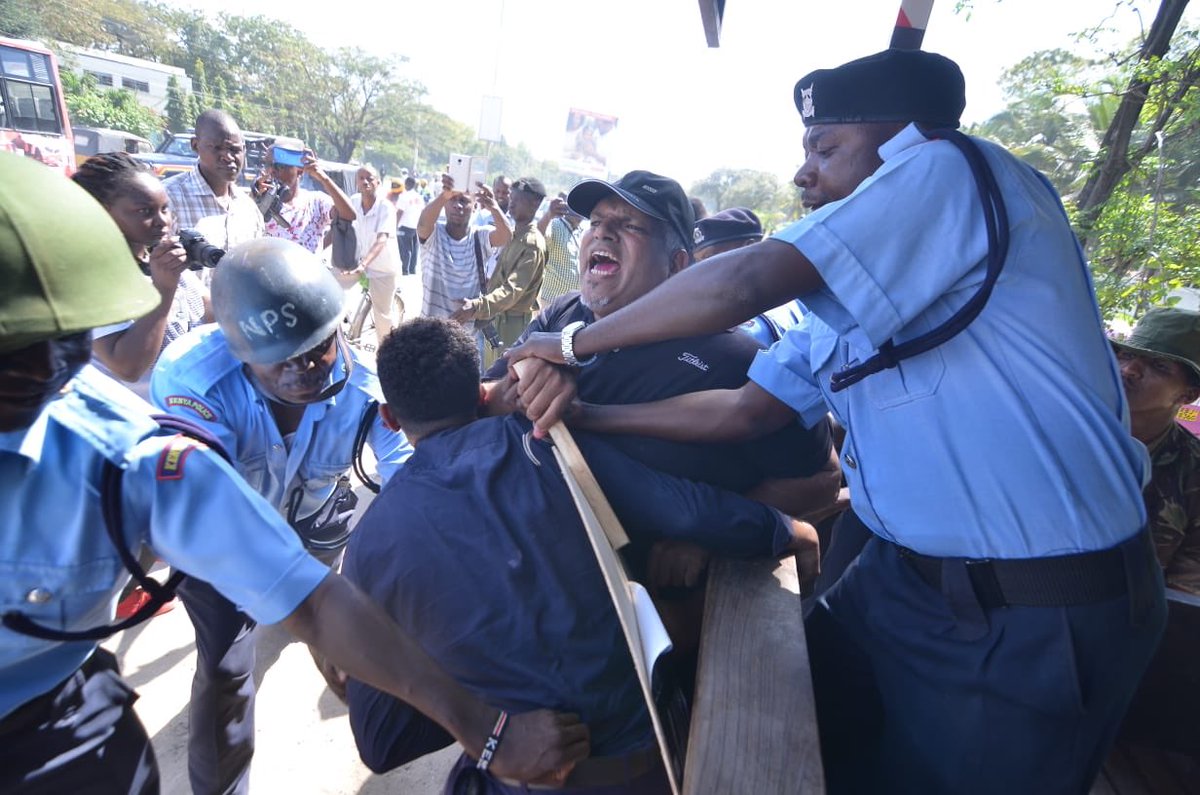 solo_ambuku's tweet image. “During our weekly meeting, we were told we can't nominate cargo or carry any consignment until @Kenya_Ports receives official communication on what was agreed Thursday, with @JamesMacharia_ ,” said Mr Roy Mwanthi, #KIFWA chairman. - @dailynation. #OkoaMombasa holds #MombasaDemo