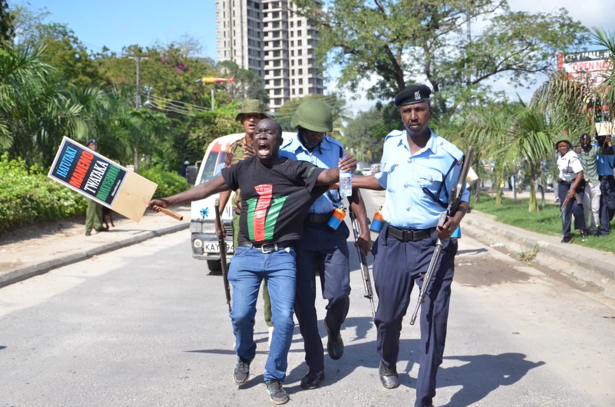 solo_ambuku's tweet image. “During our weekly meeting, we were told we can't nominate cargo or carry any consignment until @Kenya_Ports receives official communication on what was agreed Thursday, with @JamesMacharia_ ,” said Mr Roy Mwanthi, #KIFWA chairman. - @dailynation. #OkoaMombasa holds #MombasaDemo