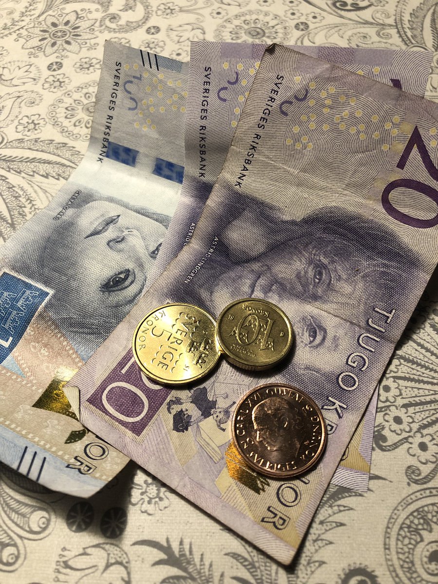 andersarnamnet's tweet photo. Sitter och tittar på pengar. Har tappat mitt bankort, så naken och beroende av andra man blir. I morgon ska jag be ngn på jobbet ta ut 500. #swisch räddar mig. https://t.co/fxFrK0t9zK