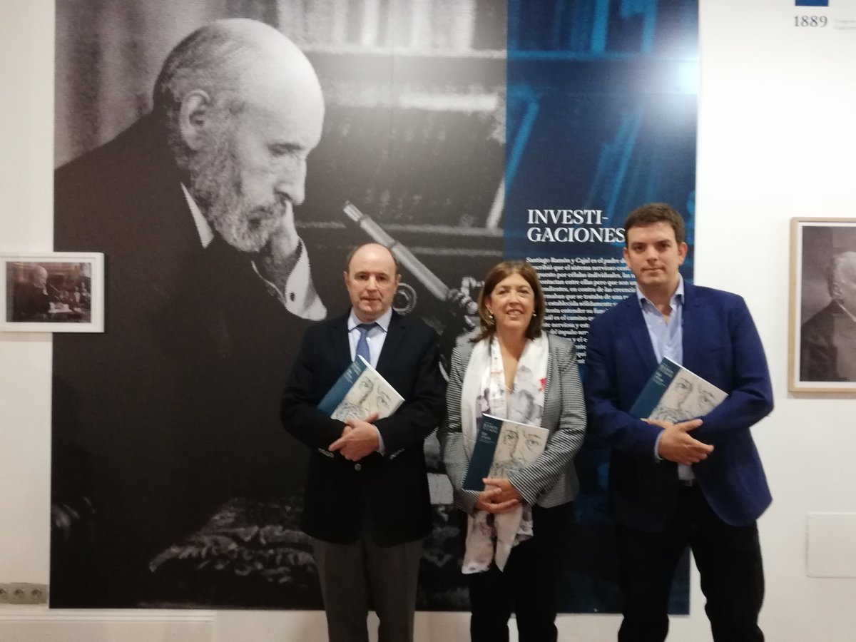 UccUnizar's tweet photo. Impresionante y delicado homenaje que la @unizar rinde a Santiago Ramón y Cajal, el mayor científico español, en el 150 aniversario del inicio de sus estudios. Hoy Cajal vuelve a "su venerada Alma mater" 
@uzcultura #YPolo @AJSchuhmy #JMSerrano @GobAragon #Paraninfo @zaragoza_es https://t.co/7yJLeJm0Fe