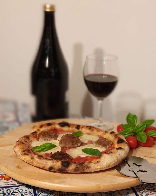 liasavastano's tweet photo. Chi rinuncerebbe mai ad una buonissima pizza con calice di vino? Io no! Soprattutto se fatta in casa😍😍😍 #pizzatime #sharewhatyoulove @lovbybrandlovers

#pizzalover #ilovepizza #piattiitaliani #onthetable #onthetableproject #napolifoodporn #napolifood #pizzanapoletana #campan… https://t.co/G11i57ZKJ6