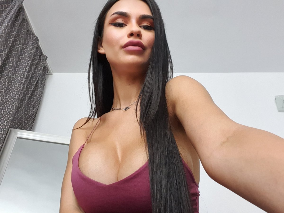 Serene_Sophiex tweet media