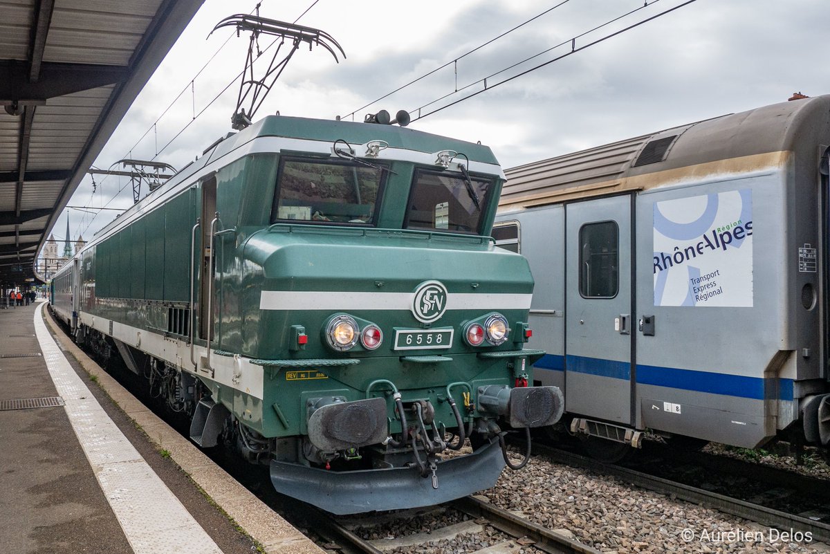 AurelienDelos's tweet photo. Dernière photo de cette série sur la CC6558. Elle est stationnée à côté d'un TER en provenance de Lyon
#dijon #jaimedijon #justdijon #dijonville #garededijon #gare #train #cc6558 #alstom #sncf #lumixg80 #grandestnotreregion #patrimoineferroviaire #france #instantvoyageur https://t.co/FjT6OSaSKw