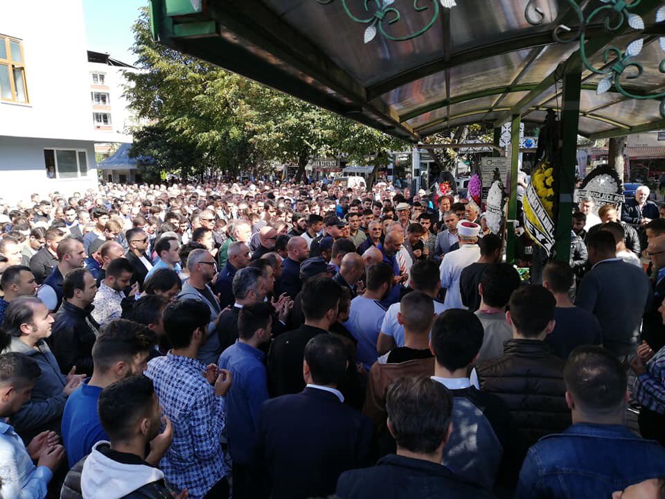 MÜDÜRÜMÜZÜN ACI GÜNÜ

Henüz 18 Yaşında Hayatının Baharında Trafik Canavarına Yenik Düştü. 

Müdürümüzün Yeğeni Öner SERDAR 07.10.2019 Pazartesi Günü Kalabalık Bir Camaatin Katılımı İle Cenaze Namazı Sonrasında Toprağa Verildi.

Mekanı Cennet Olsun.