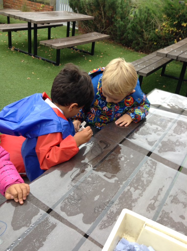 KensingPrimary's tweet image. Who needs paper for outdoor writing? #eyfsoutdoorlearning