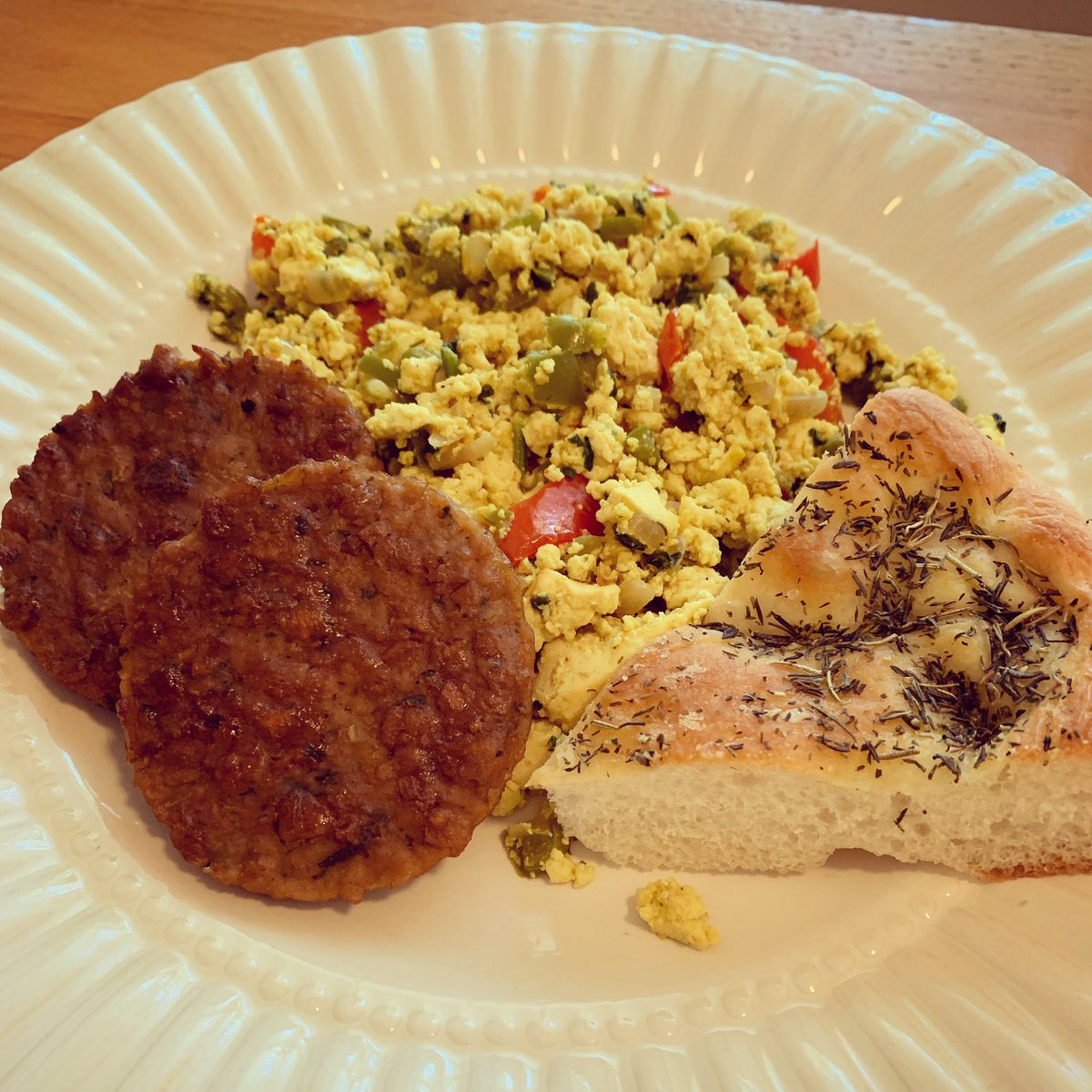 coffeeontues's tweet photo. Breakfast food is always the right answer. #Breakfast #ForLunch #Brunch #Kinda #Vegan #PlantBased #Tofu #Scramble #SausagePatty #NotSausageParty #YaFreak #Gardein #Focaccia #Bread #Yum https://t.co/L5rpSJjECz