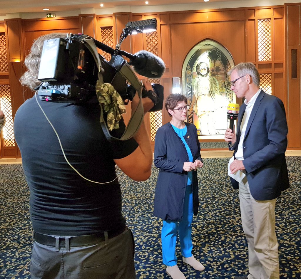 BMVg_Bundeswehr's tweet image. Fernsehtipps: Verteidigungsministerin Kramp-Karrenbauer @akk heute Abend im @heutejournal mit @ClausKleber und morgen bei @RTLde #Frühstart mit @kellerberlin