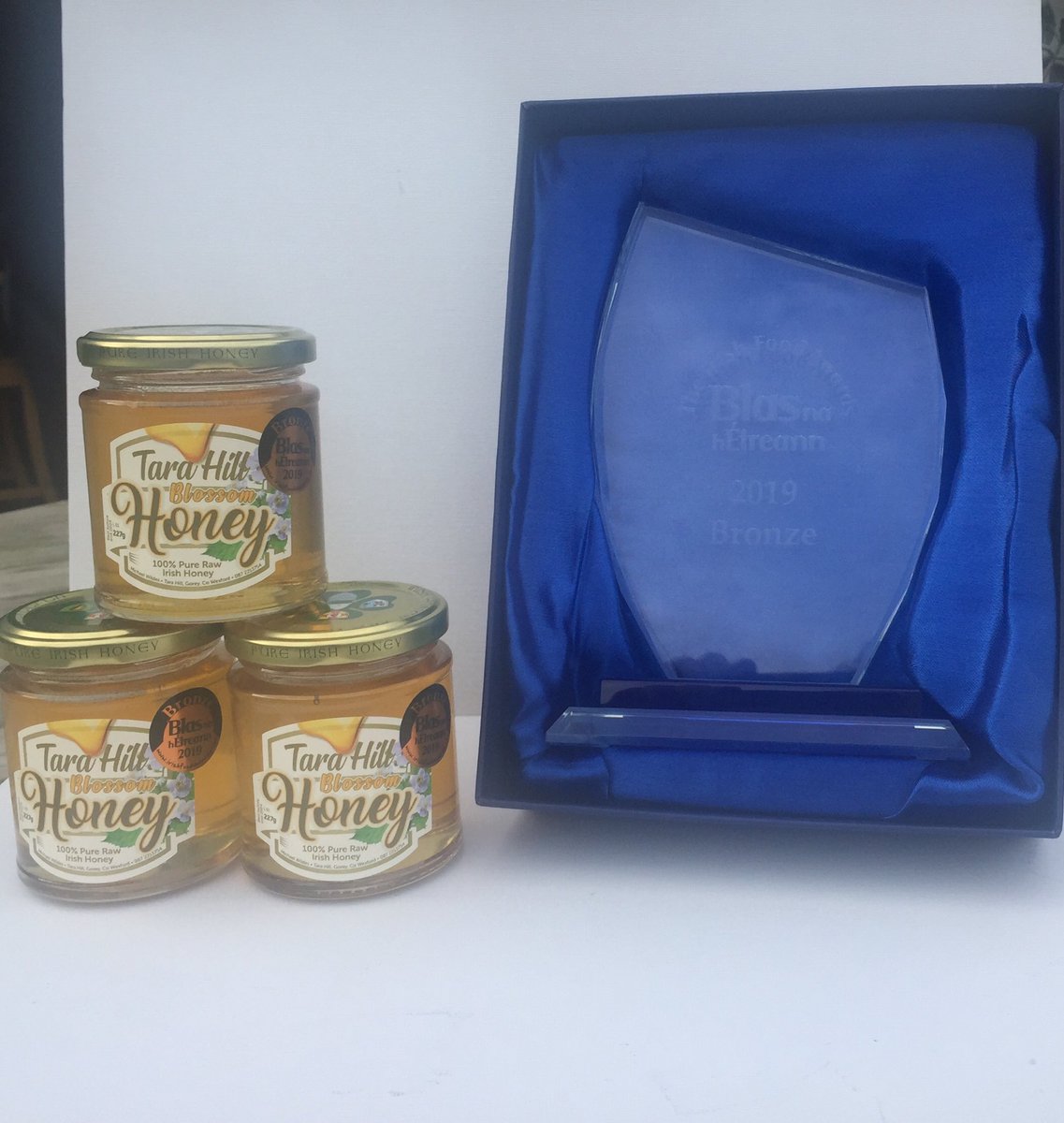 tarahillhoney's tweet photo. Thank you to everyone ⁦@BlasNahEireann⁩ for a brilliant weekend in Dingle. Absolutely delighted to win an award also congratulations to ⁦@LeahyBkeeping⁩ Gold &amp; ⁦@GalteeHoney⁩ Silver, #wexford #beekeepers #honey #Blas2019 https://t.co/nb5dRMKAbL