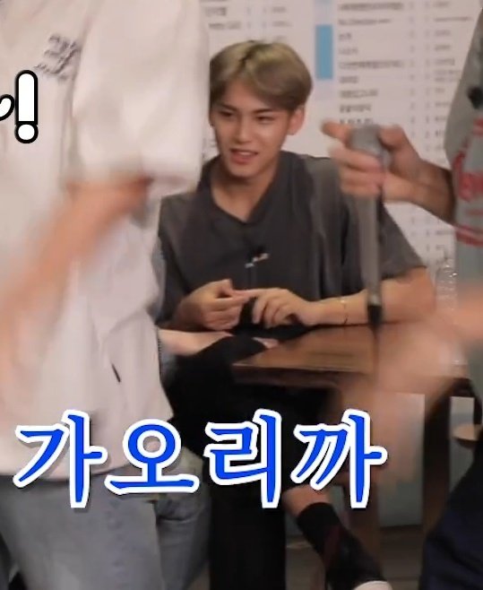incorrectjigyu's tweet photo. There was absolutely no reason for Jihoon to hold onto Mingyu's thighs like this except for the fact that he just can 😊🙂😊 https://t.co/lNESnoIGHU