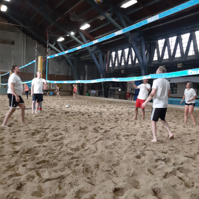 HandsOn1996's tweet photo. Afgelopen zaterdag, 5 oktober was het weer tijd voor ons jaarlijkse beachvolleybal evenement in Aalsmeer. Kijk ze gaan! Uiteraard in matching Hands on shirts ;). Dank voor de gezelligheid allemaal! https://t.co/wONujKH5RJ https://t.co/fLAae8gbzD