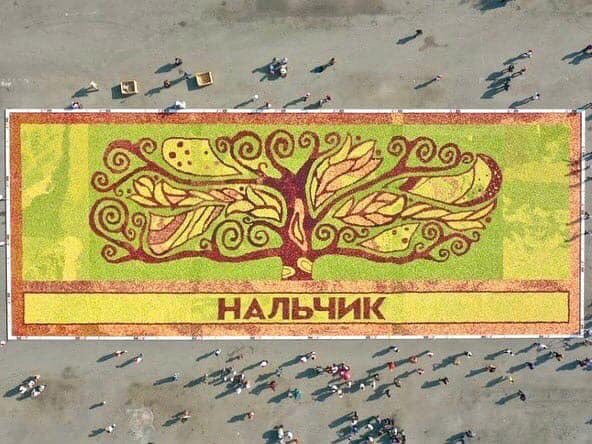 Rusya Federasyonu Kabardey-Balkar Cumhuriyetinin Başkenti Nalçik’te 40 ton Elma ile yapılan başyapıt.