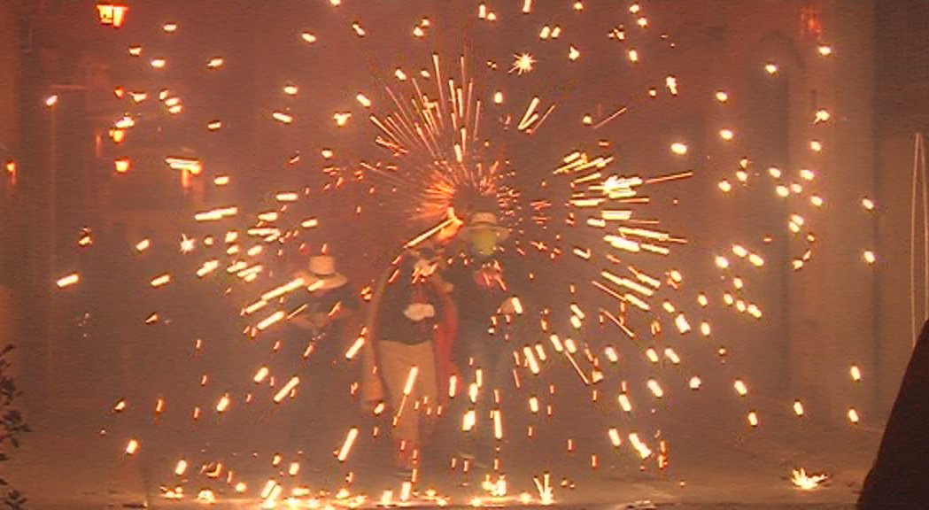 🎥 Els Diables Petits de Ribes han celebrat el 40 aniversari amb el desè Correspurnes. Una edició especial amb 16 colles participants #SPRibes <a href="/PetisRibes/">Diables Petits Ribes</a> canalblau.alacarta.cat/garraf-noticie…