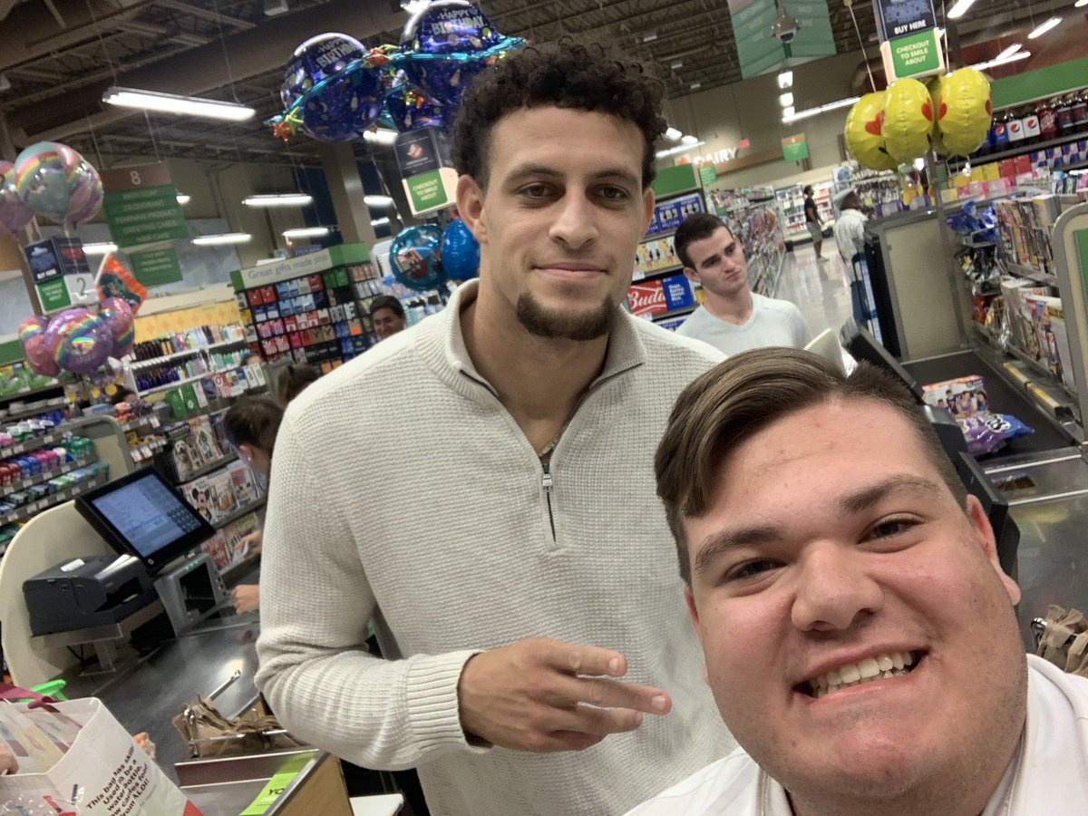 Nick_Lahera's tweet photo. It was my pleasure to serve Felipe Franks of the Florida Gators at Publix 1560 last night. The perks of working next to @UF. #Publix #GoGators #FelipeFranks #BeatLSU https://t.co/mAQL1lAXoP