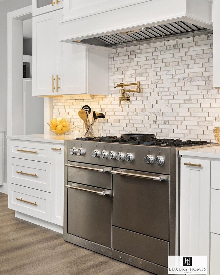 This well-edited custom home in Washington’s Legacy Ridge estates is equipped with an AGA Mercury range for a crisp, clean and tailored aesthetic. #designinspiration #interiordesign #KitchenAppliances #kitchendesign