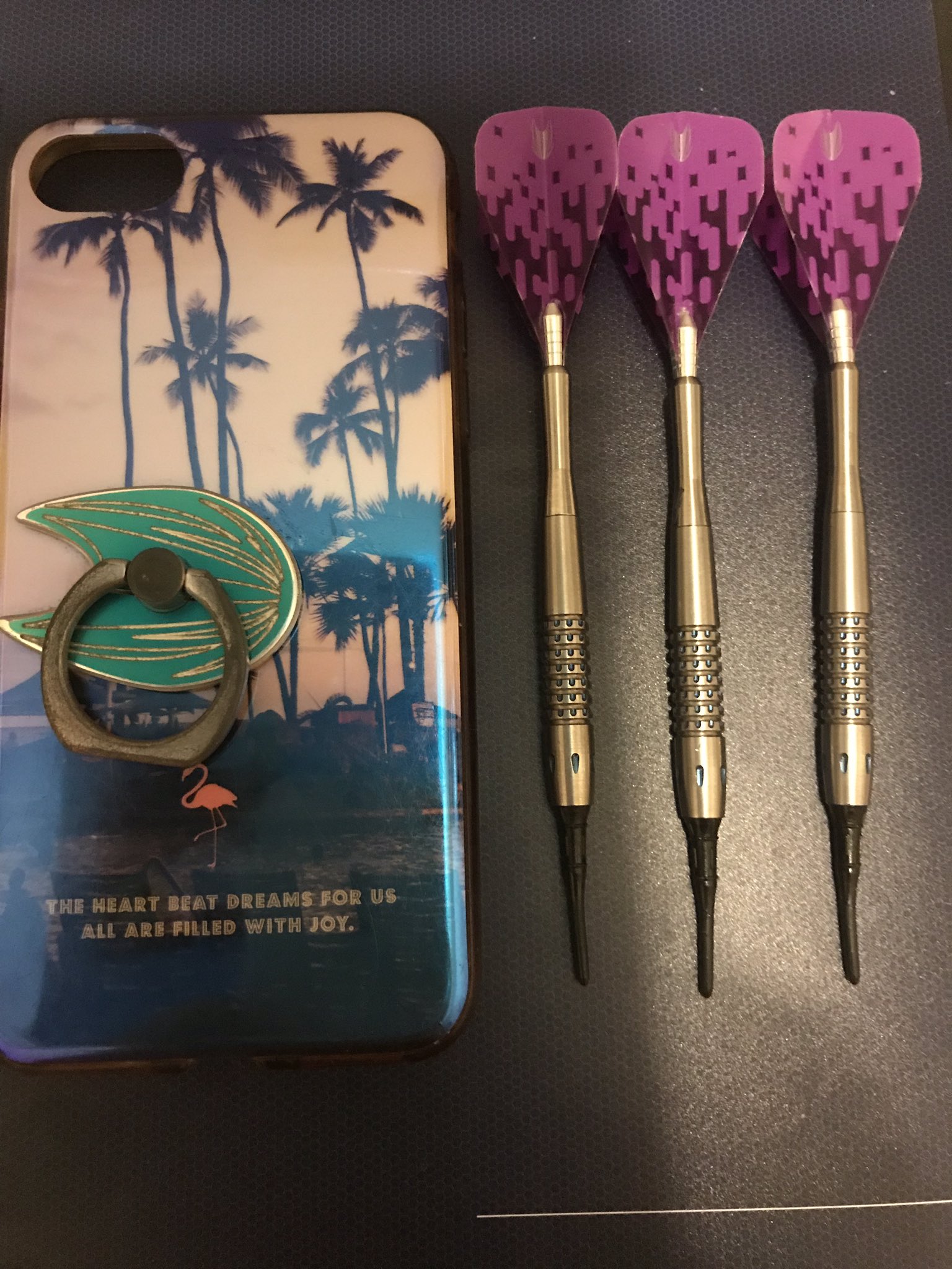 توییتر おかか Darts در توییتر ダーツ収納に今まで全知全能使ってたんですが 折角ダーツが短くなったのでコンパクトに持ち運びたいなと だいたいiphone7より一回り小さいので Iphoneの手帳型ケースとかを上手く改良したらカードとか折りたたみフライトも収納