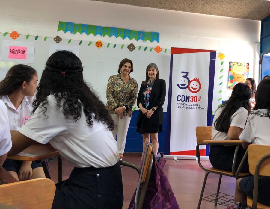 UnicefSV's tweet photo. Este día, niños y niñas del C.E. Walter Thilo Deininger conversan con Ministra @HananiaCarla, @EducacionSV e Yvette Blanco, Representante de @UnicefSV, sobre los #ODS y la Convención sobre los Derechos del Niño. | #TheWorldLargestLesson https://t.co/a7cjyHs6xj