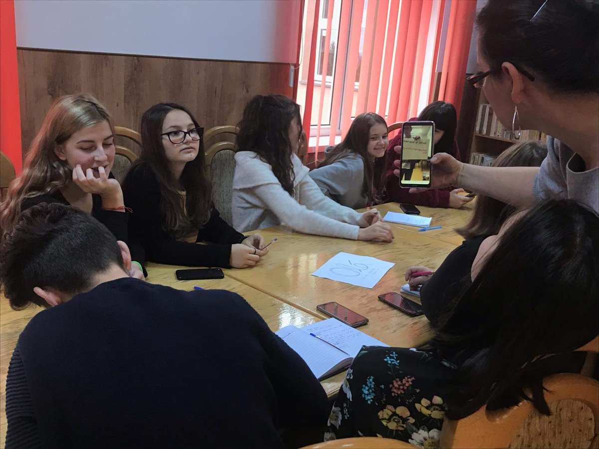 BrianaBelciug's tweet photo. Students and teachers from Portugal and Romania have connected today to talk about environmental issues, climate action, voting and cyberbullying. We look forward to our next week connection. @tfasteurope @liceuliteanu @tfastportugal #TfasTStudentsConnections https://t.co/KXxfM18XhD
