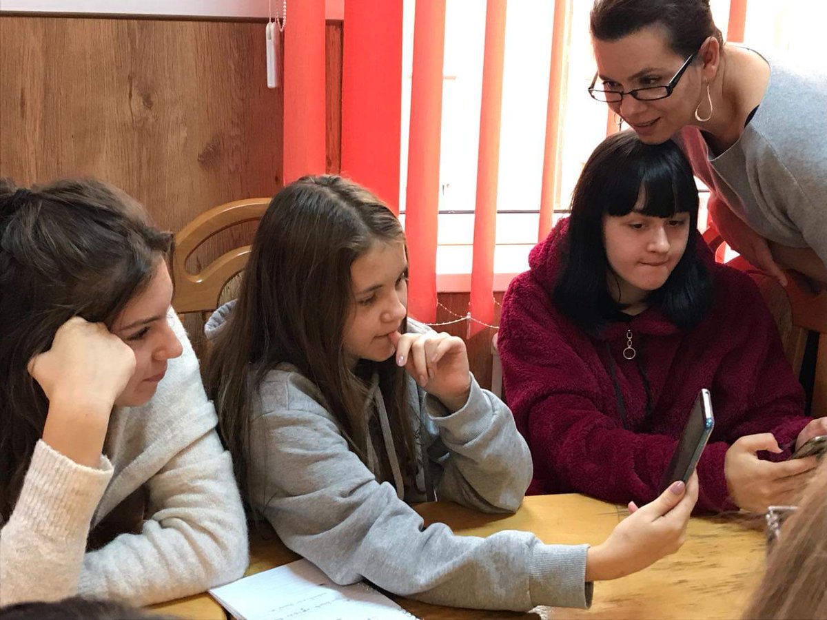 BrianaBelciug's tweet photo. Students and teachers from Portugal and Romania have connected today to talk about environmental issues, climate action, voting and cyberbullying. We look forward to our next week connection. @tfasteurope @liceuliteanu @tfastportugal #TfasTStudentsConnections https://t.co/KXxfM18XhD