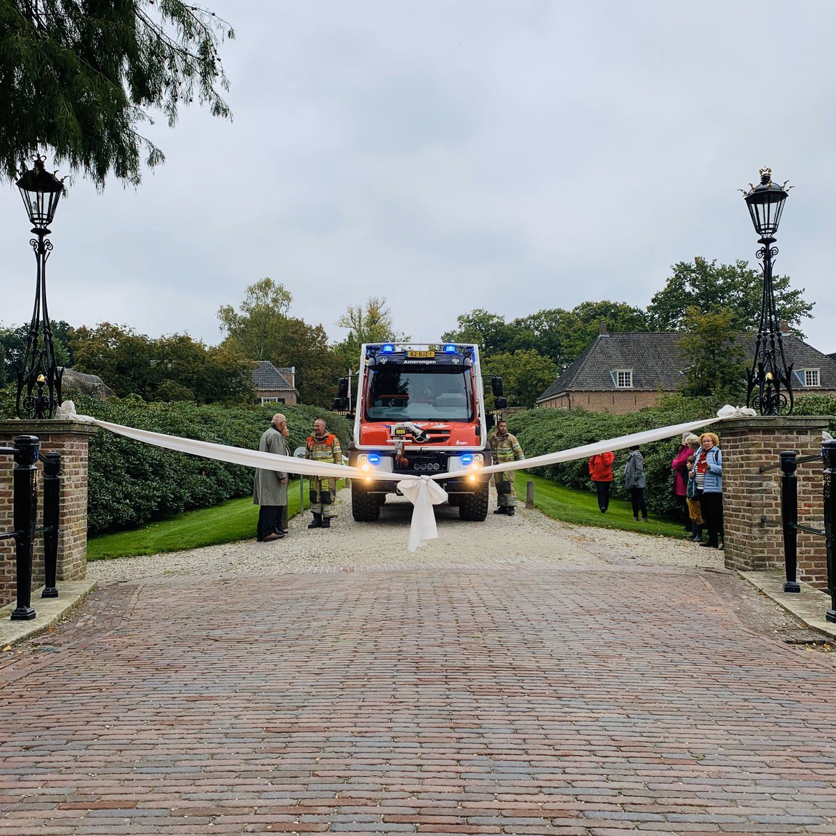 AmerongenCastle's tweet photo. Vandaag was de definitieve oplevering van de bruggen! De bruggen moesten gerestaureerd worden omdat ze er slecht aan toe waren. Onder andere de brandweer kon er niet meer overheen als er nood zou zijn. Maar het kan weer! 🥂🍾 https://t.co/0eRelbJr3Q