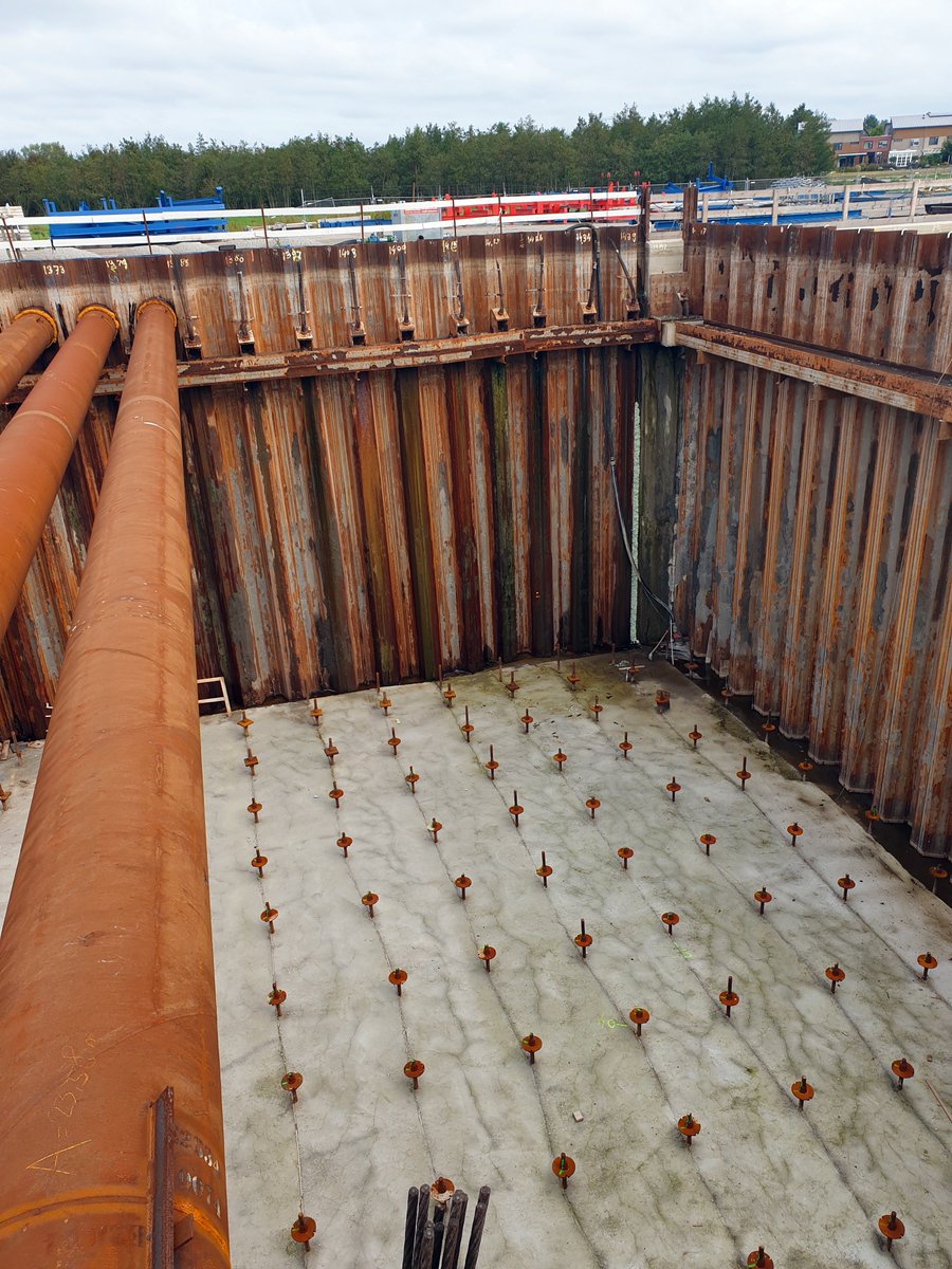 RijnlandRoute_'s tweet photo. Afgelopen zaterdag organiseerde #Comol5 speciaal voor de bewoners uit de #Stevenshof een kijkje in de bouwput. Ze konden o.a. het aquaduct Veenwetering en de ontvangstschacht van de #tunnelboormachine bewonderen. Voor iedereen die er was, bedankt voor jullie komst! ππ https://t.co/tXGEiP6R1J