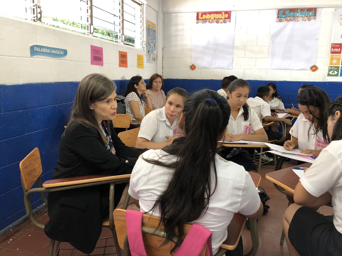 UnicefSV's tweet photo. Representante Yvette Blanco, @UnicefSV, explica a niñas del C.E. Walter Thilo Deininger, que La Convención sobre los Derechos del Niño es el tratado de derechos humanos que más países han ratificado. | #TheWorldLargestLesson #CDN30 https://t.co/h0c5YuEiXv