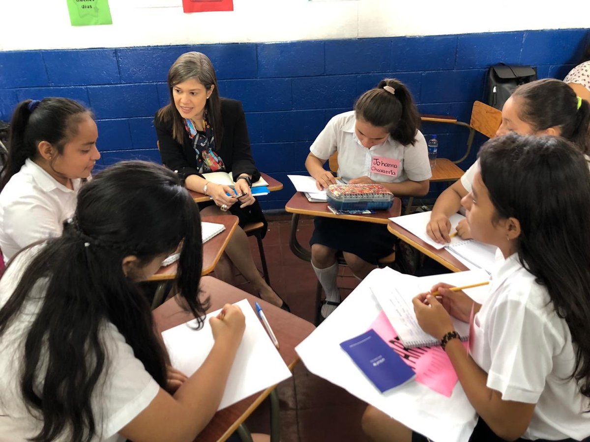 UnicefSV's tweet photo. Representante Yvette Blanco, @UnicefSV, explica a niñas del C.E. Walter Thilo Deininger, que La Convención sobre los Derechos del Niño es el tratado de derechos humanos que más países han ratificado. | #TheWorldLargestLesson #CDN30 https://t.co/h0c5YuEiXv