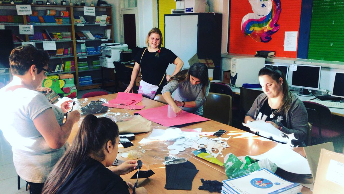 Las mamás del CEIP Ntra Sra de Fátima han dedicado el lunes a preparar las medallas de los corredores y corredoras más pequeños de la III Carrera Popular por la Salud. ¡Te esperamos!